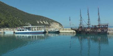 Sazani, udhëtim në ishullin e pabanuar, ku turistët ndërthuren me “nostalgjikët”