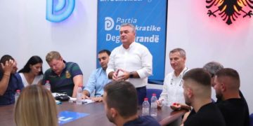 Skandal/ Shembulli i Partisë Demokratike për qytetarët: Mbledhje pa maska, pa distancim, në ambjent të mbyllur