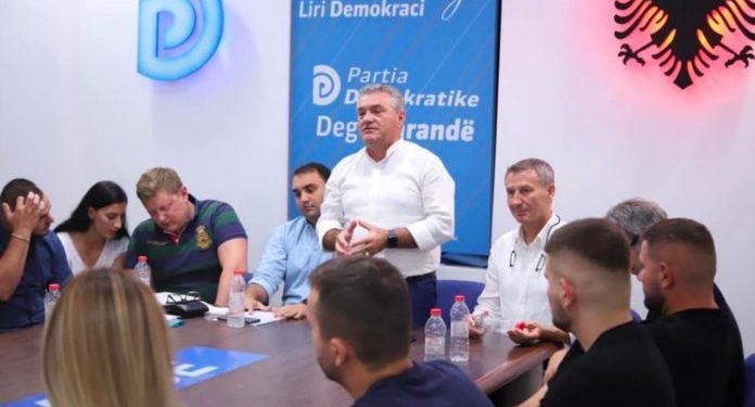 Skandal/ Shembulli i Partisë Demokratike për qytetarët: Mbledhje pa maska, pa distancim, në ambjent të mbyllur