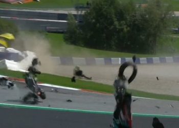 Aksident horror në Moto GP, motorët fluturojnë mbi kokat e pilotëve
