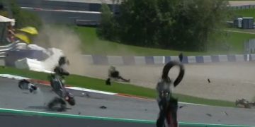 Aksident horror në Moto GP, motorët fluturojnë mbi kokat e pilotëve