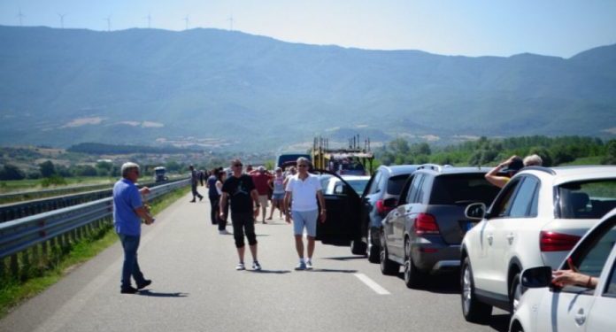 Covid-19, radhë kilometrike edhe në kufirin Greqi-Bullgari