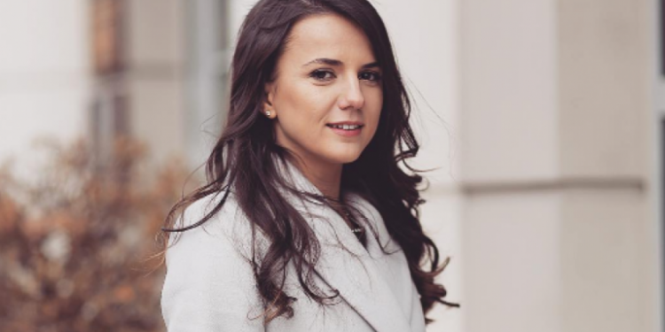 Surprizon Rudina Hajdari, si rrallëherë publikon foton e ëmbël të bashkëshortit e vajzës së saj