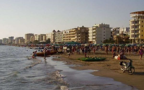 Harrohet Covid-19 si termeti! Gushti nis vrullshëm për bregdetin shqiptar: Dyndje e madhe kosovarësh në Plazhin e Durrësit