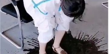 Infermierja përlot botën/ Djersa derdhet “lumë”, pas një turni sfilitës me pacientët e infektuar me Covid-19