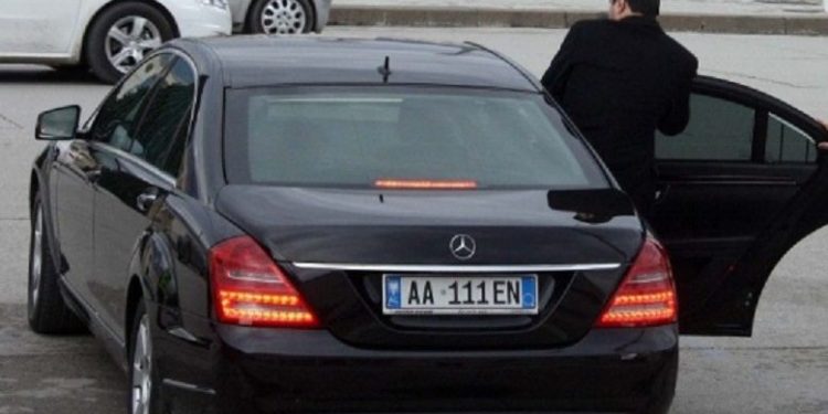 Pas vilës në Gjirin e Lalzit, i “forti  me targa tre njësha” Luli Basha blen makinë mbi 30 mijë euro: Ja manovra që të mos kuptohet!