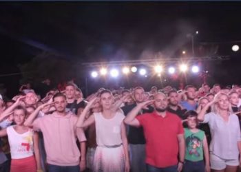 VIDEO/ “Covid-19 nuk ekziston se na mbron Abaz Aliu”! “Pionerët dhe fatosat” e LSI-së shfrenohen në Jalë pas teorive të Kryemadhit