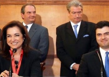 VIDEO/ Braçe: Kështu u shit deti duke qeshur! Lulzim Basha bën sot gangsterin e burgut edhe pse sa herë i kujtohet sapuni e zë barku në derë gjykate. S’kemi drejtësi ta gjykojë për këtë krim