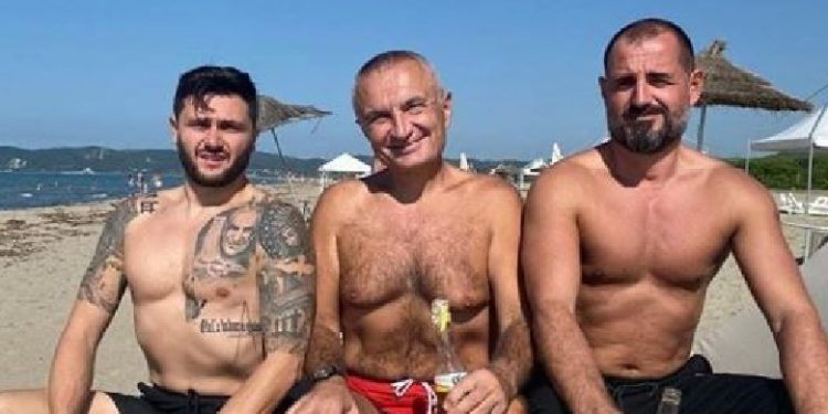 Kërkesa e Metës për media të re, Nikollë Lesi, Fahri Balliu dhe Çlirim Peka protestë para Presidencës: Po me ne çfarë do bëhet?