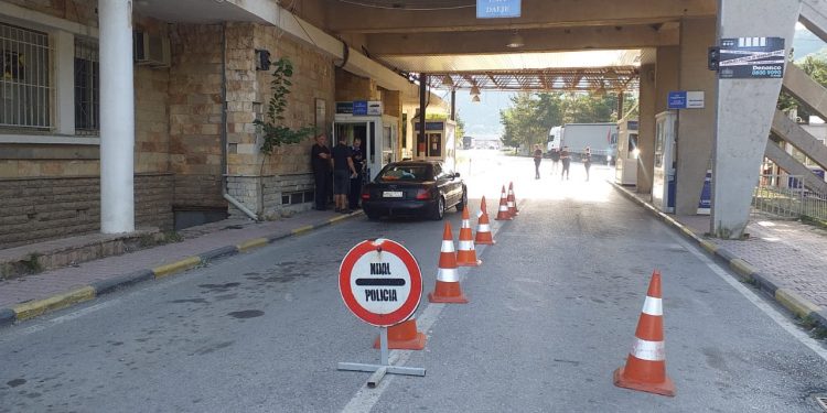 Merr fund pritja në Kapshticë, emigrantët shqiptarë kalojnë drejt Greqisë, vijon lëvizja pa radhë