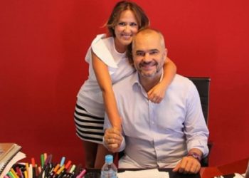 Arbana Osmani emocionohet për dedikimin e Ramës ndaj nënës së tij: “Mund të derdhësh lot pse iku, Ose mund të buzëqeshësh sepse jetoi.”