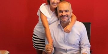 Arbana Osmani emocionohet për dedikimin e Ramës ndaj nënës së tij: “Mund të derdhësh lot pse iku, Ose mund të buzëqeshësh sepse jetoi.”