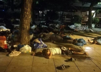 Pamje tronditëse, fëmijë e të rritur që flenë rrugëve të Greqisë, mediet: Qeveria të gjejë urgjent zgjidhje për emigrantët