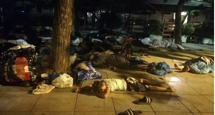 Pamje tronditëse, fëmijë e të rritur që flenë rrugëve të Greqisë, mediet: Qeveria të gjejë urgjent zgjidhje për emigrantët