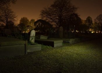 E përcjellin në banesën e fundit, del i gjallë dhe shëtit nëpër varreza!