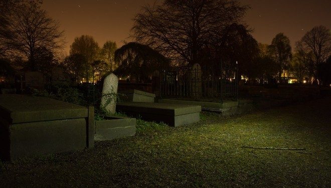 E përcjellin në banesën e fundit, del i gjallë dhe shëtit nëpër varreza!