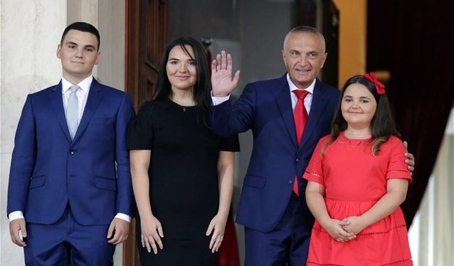 Shqiponjat do vijnë, po ju ku do i fshihni korbat tuaj që po i stërvisni për skiftera pushteti?!