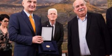 “Heroi” i Nikoll Lesit patriot i madh…grek!  Kur Ilir Meta u dekorua nga parlamenti grek me “Kryqin e Artë” për “kontribut të shquar në shërbim të Greqisë dhe përhapjes së helenizmit në botë”