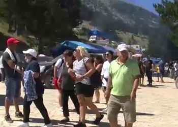 Besimtarët mbushin malin e Tomorrit: “S’kemi frikë nga COVID se na mbron Abaz Aliu”!  Reagon Baba Mondi: Nuk i ndalojmë dot, vijnë të adhurojnë zotin e tyre