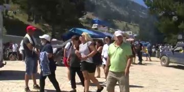 Besimtarët mbushin malin e Tomorrit: “S’kemi frikë nga COVID se na mbron Abaz Aliu”!  Reagon Baba Mondi: Nuk i ndalojmë dot, vijnë të adhurojnë zotin e tyre