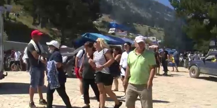 Besimtarët mbushin malin e Tomorrit: “S’kemi frikë nga COVID se na mbron Abaz Aliu”!  Reagon Baba Mondi: Nuk i ndalojmë dot, vijnë të adhurojnë zotin e tyre