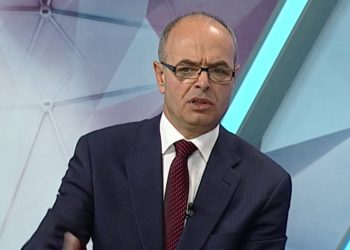 Petro Koçi ironizon Ilir Metën dhe bën postimin: “Një vit para zgjedhjeve Presidentit t’i ndalohet…”
