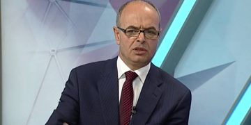 Petro Koçi ironizon Ilir Metën dhe bën postimin: “Një vit para zgjedhjeve Presidentit t’i ndalohet…”
