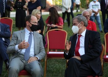 “Fronti opozitar” mblidhet për të nderuar socialistin Meidani, Meta në “prehrin” e Berishës, Berisha i tmerruar nga COVID me çarçaf në fytyrë (Foto)