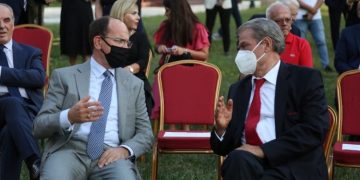 “Fronti opozitar” mblidhet për të nderuar socialistin Meidani, Meta në “prehrin” e Berishës, Berisha i tmerruar nga COVID me çarçaf në fytyrë (Foto)