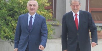 Fatos Klosi: Thirrjet e Metës për r.evolucion të kota…atij dhe Saliut s’iu shkon njeri pas! Berisha po gropos dosjen e Izet Haxhis