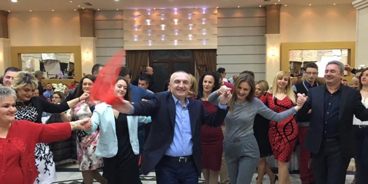 Vazhdon Preshidenti me u përzi, si pordha nëpër tlina