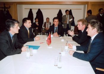 “Kalamajtë” e politikës që i bënë gjëmën Shqipërisë dhe apeli i ish ministrit të LSI