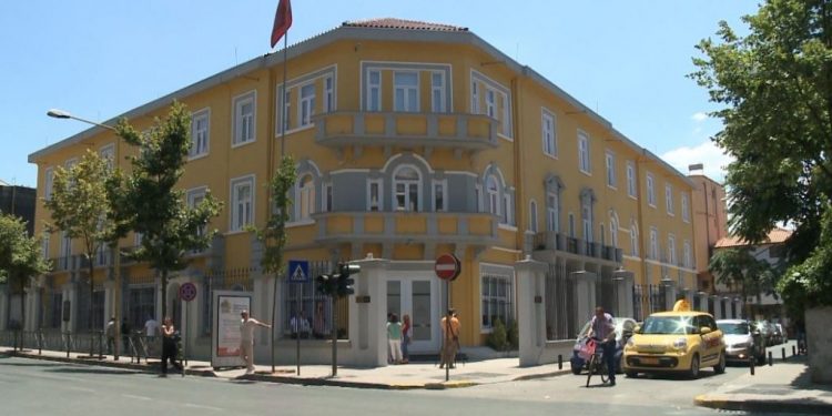 Hapja e shkollave, Ministria publikon udhëzimin  për mënyrën se si do të zhvillohet mësimi në shkolla