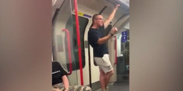 Ofendon pasagjerët me ngjyrë, e shtrijnë përtokë me një grusht (Video)