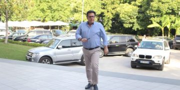 Xhuli, bashkëshortja e Kekos doli në pension në ambasadën tonë në Holand, Paloku shpif dhe fyen Ramën: O qelbësirë, pse e kujton Dorin, ti i hoqe gruan nga puna?!