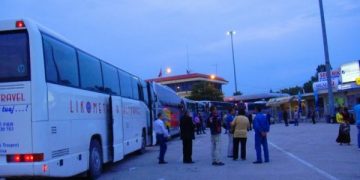 Panik në doganë! Rezulton me COVID-19 një pasagjer në autobusin Tiranë-Kakavijë