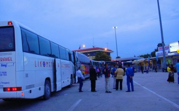 Panik në doganë! Rezulton me COVID-19 një pasagjer në autobusin Tiranë-Kakavijë
