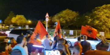 Në festë me flamuj kuq e zi! Koalicionet Shqiptare fitojnë 2 mandate, Gjeloshi: Do të vazhdojmë projektin tonë