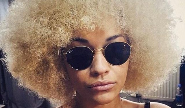 Këngëtarja e njohur “m.asak.rohet” në rrjet: Po fsheh prejardhjen shqiptare, duke u hequr si afro-amerikane