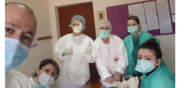 Lajm fantastik/ Ishte prej 20 ditësh në terapi intensive, mjeku reanimator fiton betejën me koronavirusin