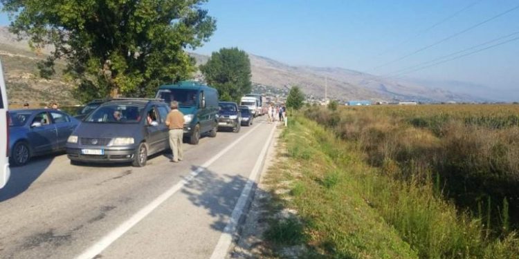 Radhë kilometrike në Kakavijë, vargu i makinave arrin deri në Jorgucat. Bllokimi prej 25 kilometrash krijon kaos