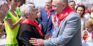 Hipokrizi apo tallje?! Ilir Meta mesazh ngushëllues familjes Rama për gruan e “vrasësit” të poetit!