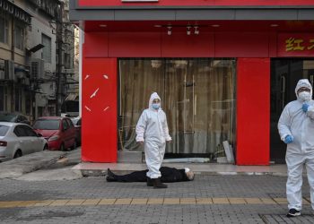 Kinezët që rrëzoheshin befas e vdisnin rrugëve nga Covid-19? Pse nuk u panë pamje të ngjashme në vendet e tjera