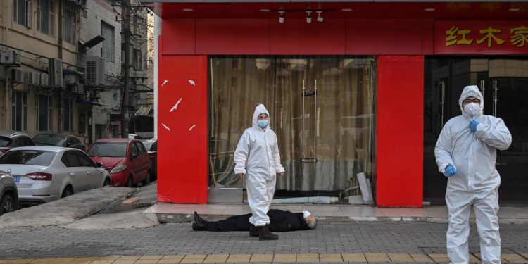 Kinezët që rrëzoheshin befas e vdisnin rrugëve nga Covid-19? Pse nuk u panë pamje të ngjashme në vendet e tjera