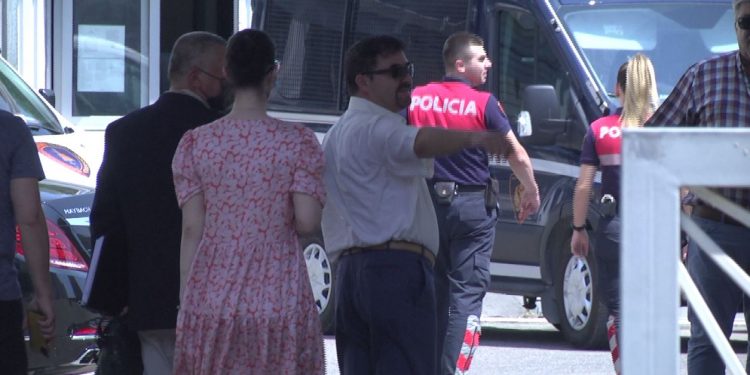 Gjykata e Apelit jep vendimin për sekuestrimin e pasurisë të Ylli Ndroqit/ Në gjyq edhe përfaqësuesi i ambasadës amerikane