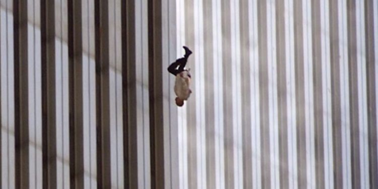 Misteri i një fotoje nga 11 Shtatori: Kush është njeriu që hidhet nga Kullat Binjake?