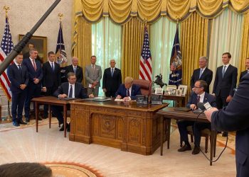 Trump nënshkruan marrëveshjen bashkë me Hotin e Vuçiçin
