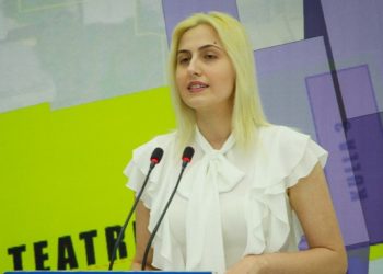 “Politikë me tërmetin”: TV i Shkëlzen Berishës nxjerr bllof pa dashje zëdhënësen e PD