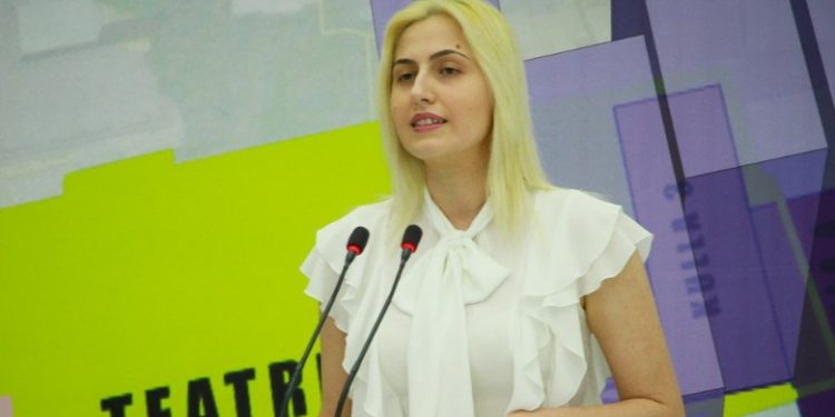 “Politikë me tërmetin”: TV i Shkëlzen Berishës nxjerr bllof pa dashje zëdhënësen e PD