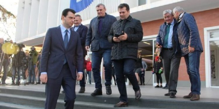 “E ardhmja” e Shqipërisë, morrat e pushteteve! Imagjinoni se çdo të ndodh nëse këta “fotozhenik” do drejtonin Shqipërinë!